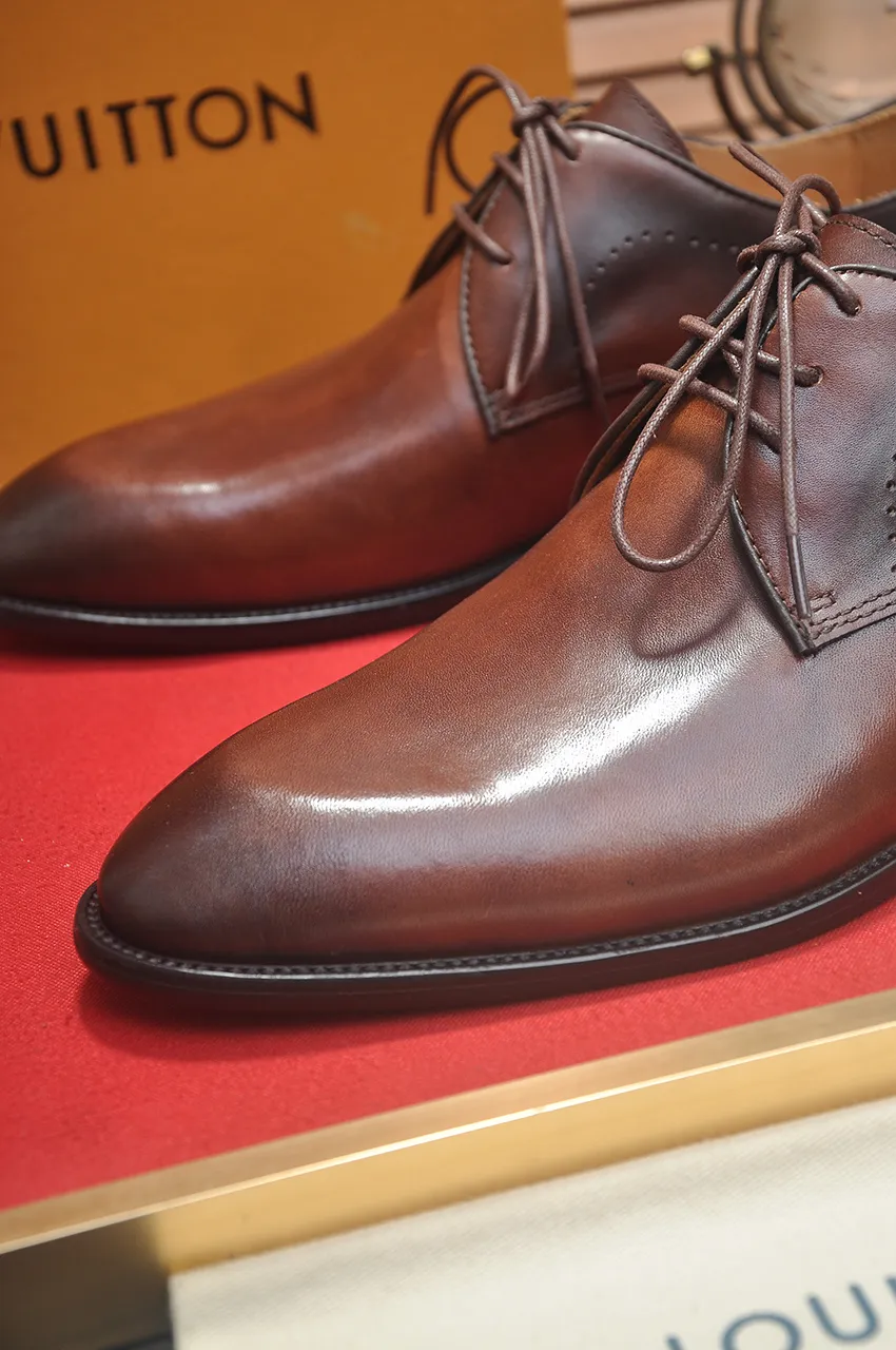 Men's men's shoes 💰540💶 [LV] (original single cowhide lining) 🍀LV's latest genuine leather business suit shoes are launched simultaneously on the official website. The first-layer cowhide imported from Italy is made of heavy gold, 💥official website 1:1 rubber outsole. Versatile to wear, high-end without losing class, and the color combination is extraordinary. This four-season style is alluring when worn on your feet, showing off your big-name flair. Standard code 38-45 (45 customized)